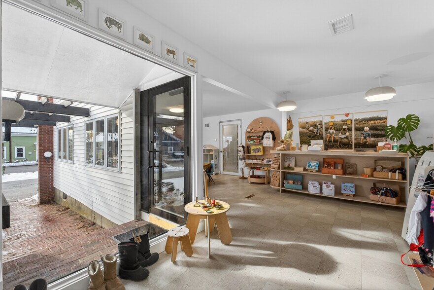 More Photos Of 10 Walker St, Kittery Loft Creative Space For Lease