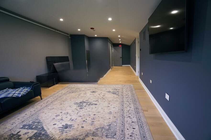 More Photos Of 2244 Ferry Rd, Naperville Flex For Sale