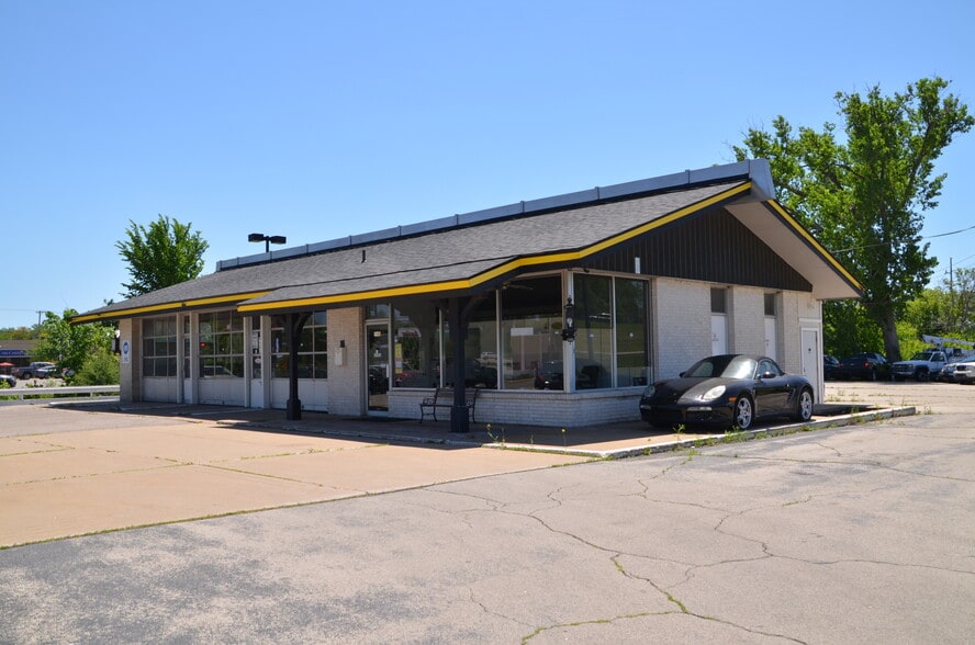 Primary Photo Of 1945 42nd St NE, Cedar Rapids General Retail For Sale