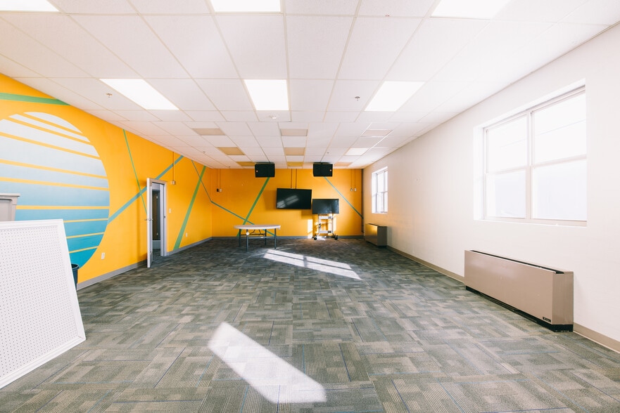 More Photos Of 401 Bolivar St, Denton Office For Sale