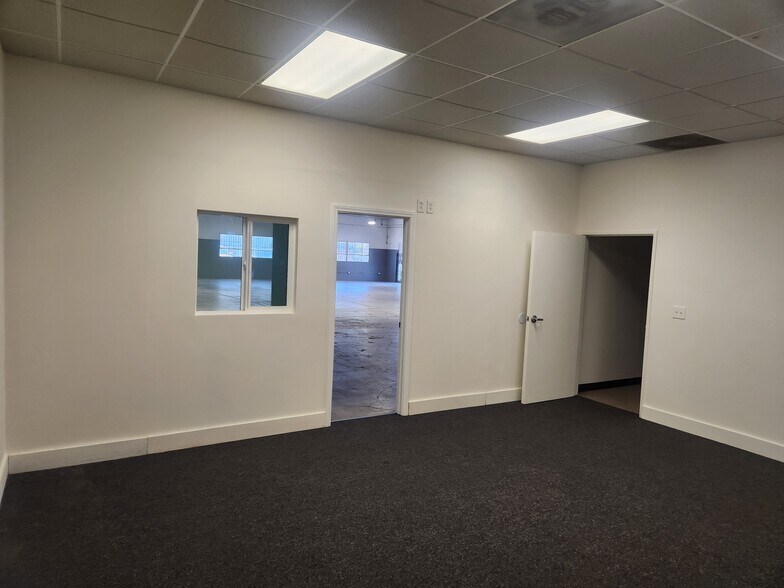 More Photos Of 820 S Grand Ave, Santa Ana Warehouse For Lease