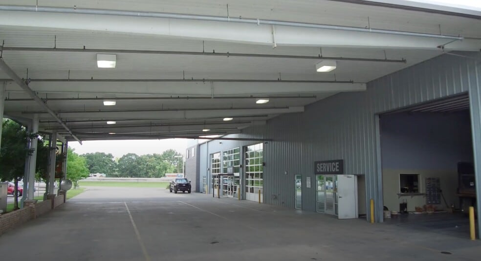 More Photos Of 1101 Doyle Melancon Ext, Breaux Bridge Showroom For Sale