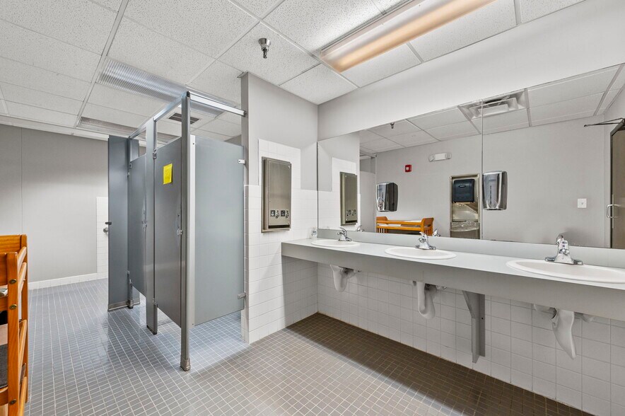 More Photos Of 3730 S Elizabeth St, Independence Medical For Lease