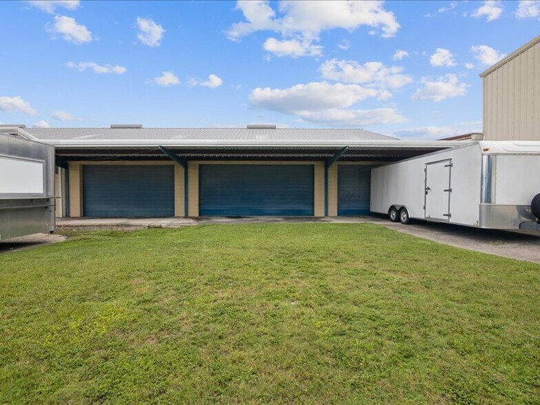 More Photos Of 12925 N 49th St, Clearwater Warehouse For Lease