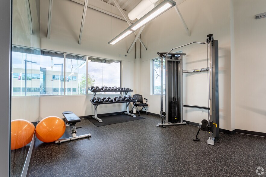 More Photos Of 1650 NW Naito Pky, Portland Office For Sale