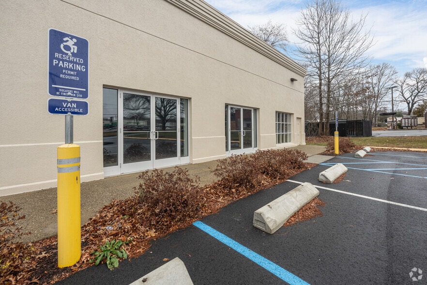 More Photos Of 721 Long Hill Rd, Groton Freestanding For Lease