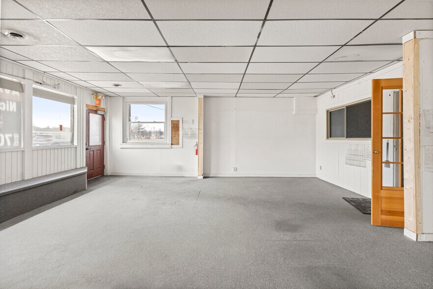 More Photos Of 26905 Plymouth Rd, Redford Township Freestanding For Lease
