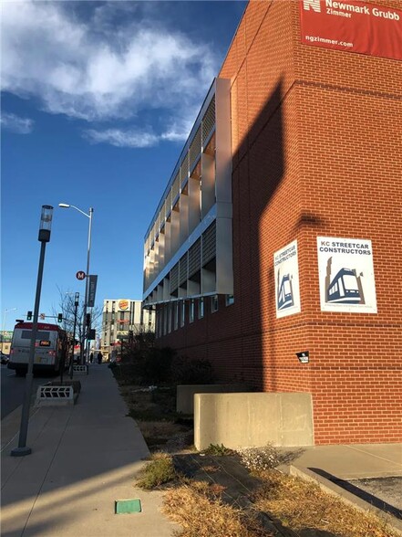 More Photos Of 1-3 E Armour Blvd, Kansas City Office For Sale