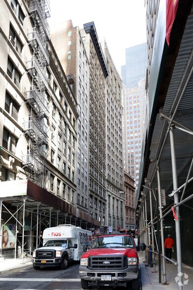 More Photos Of 9-11 Maiden Ln, New York Apartments For Lease