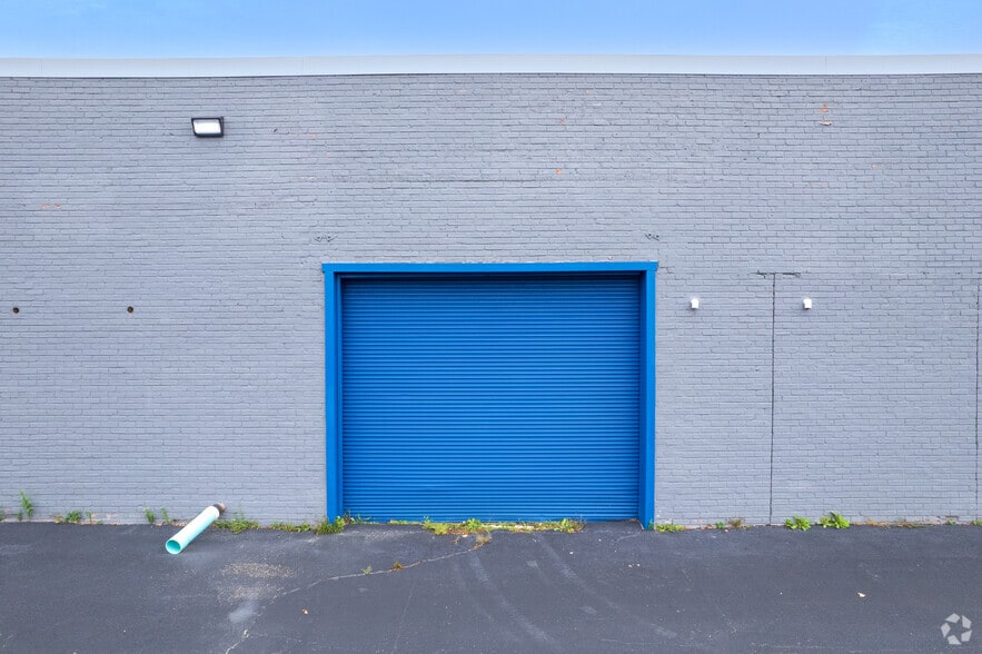 More Photos Of 3401-3411 Commercial Ave, Northbrook Warehouse For Sale