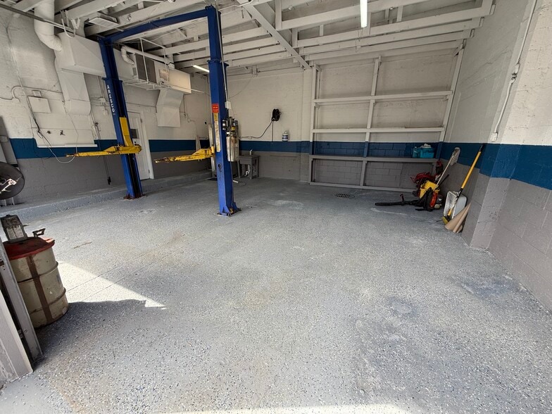 More Photos Of 128 Baldwin Ave, Pontiac Auto Repair For Sale