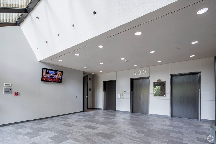 More Photos Of 600 Beacon Pkwy W, Birmingham Medical For Lease