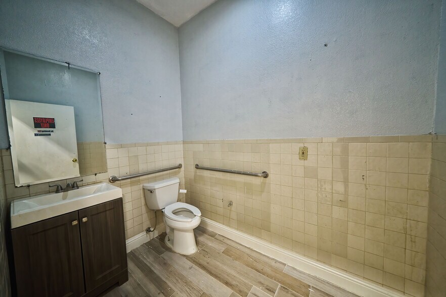 More Photos Of 2700-2704 Hemphill St, Fort Worth Medical For Sale