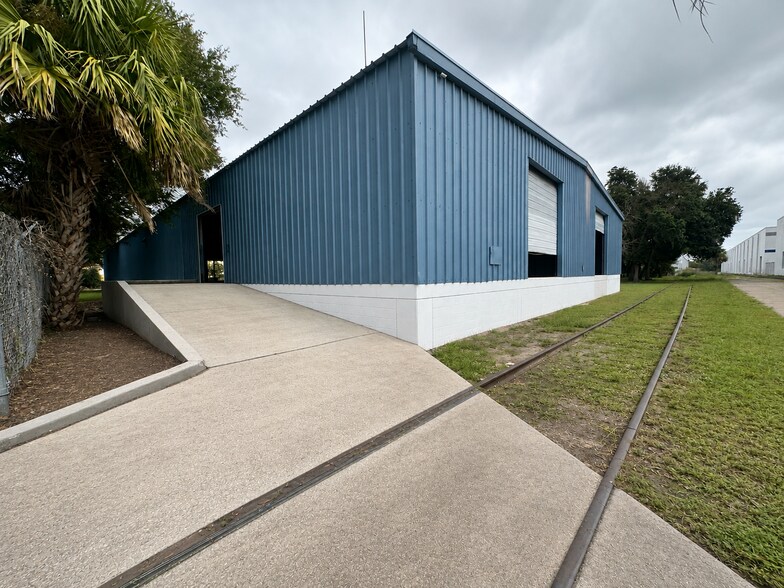 More Photos Of 3876 Bengert St, Orlando Warehouse For Lease
