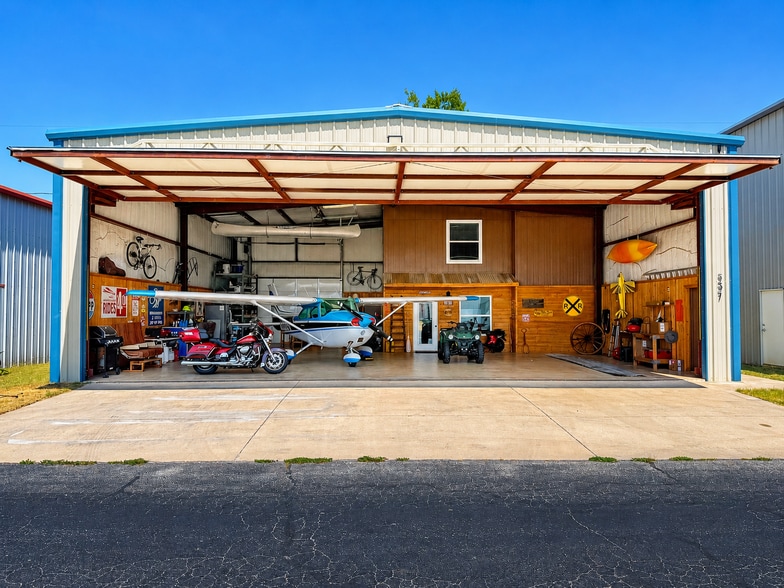 Primary Photo Of 537 Aviator Dr, Fort Worth Airplane Hangar For Sale