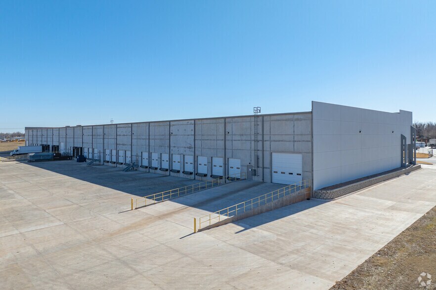 More Photos Of 4617 Sw 25th Cir, Oklahoma City Industrial For Lease