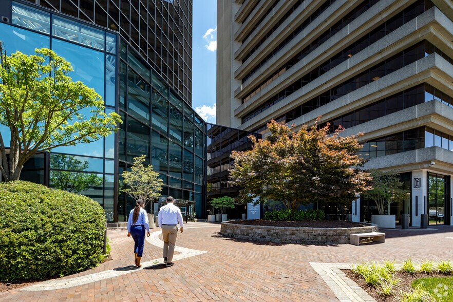 More Photos Of 1751 Pinnacle Dr, McLean Office For Lease