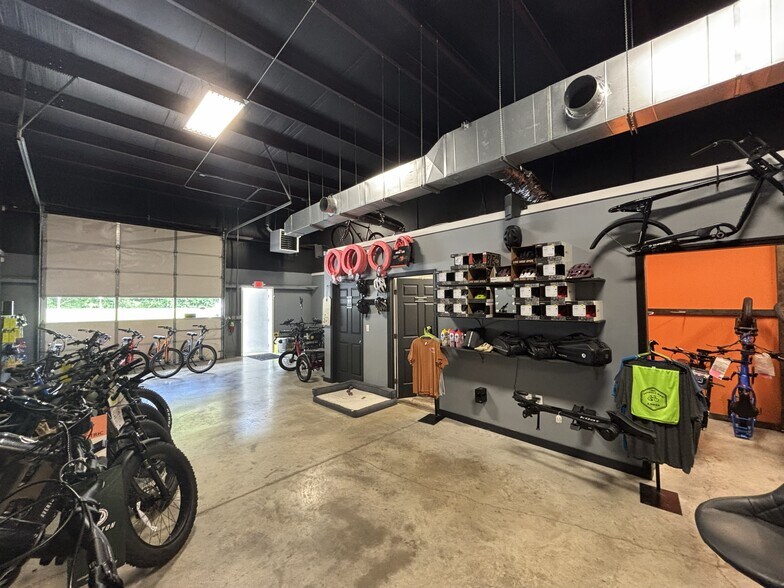 More Photos Of 1008 W Farmer St, Ozark Warehouse For Lease
