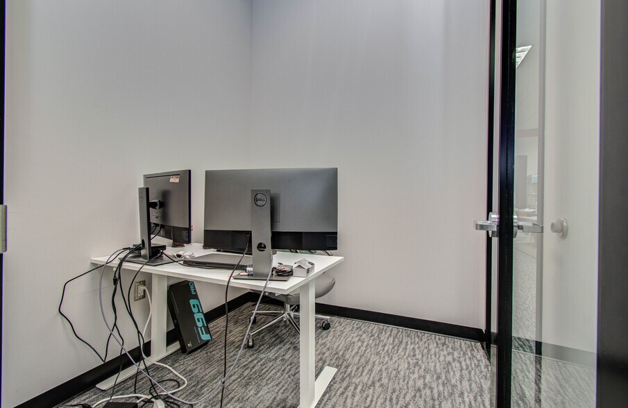 More Photos Of 9330 Kirby Dr, Houston Research And Development For Lease