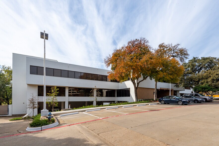 More Photos Of 104 Decker Ct, Irving Unknown For Lease