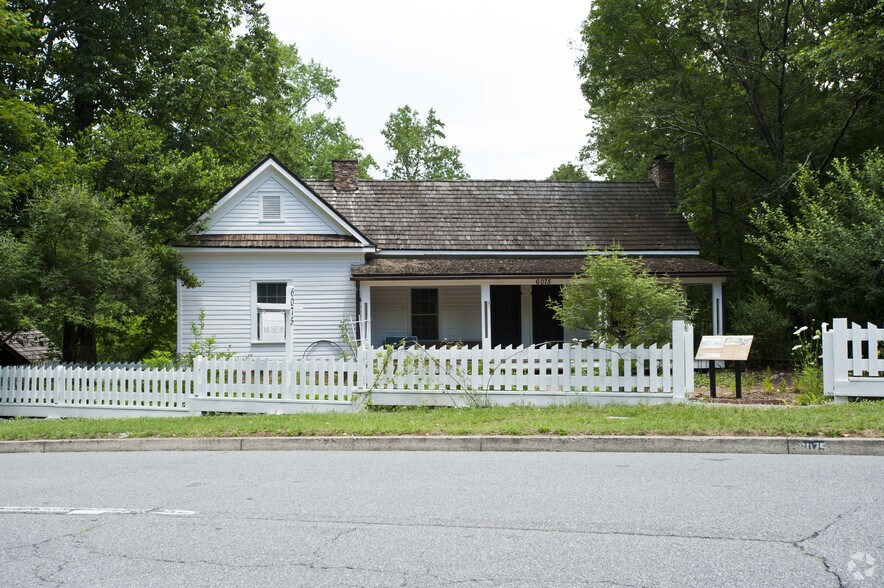 More Photos Of 6075 Sandy Springs Cir NE, Atlanta General Retail For Lease