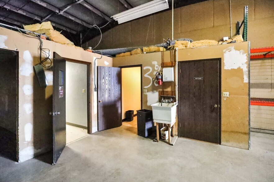 More Photos Of 1717-5765 NE 58th Ave, Des Moines Industrial For Sale