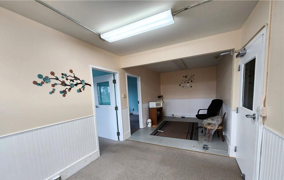 More Photos Of 303 Gunderman Rd, Spencer Flex For Sale