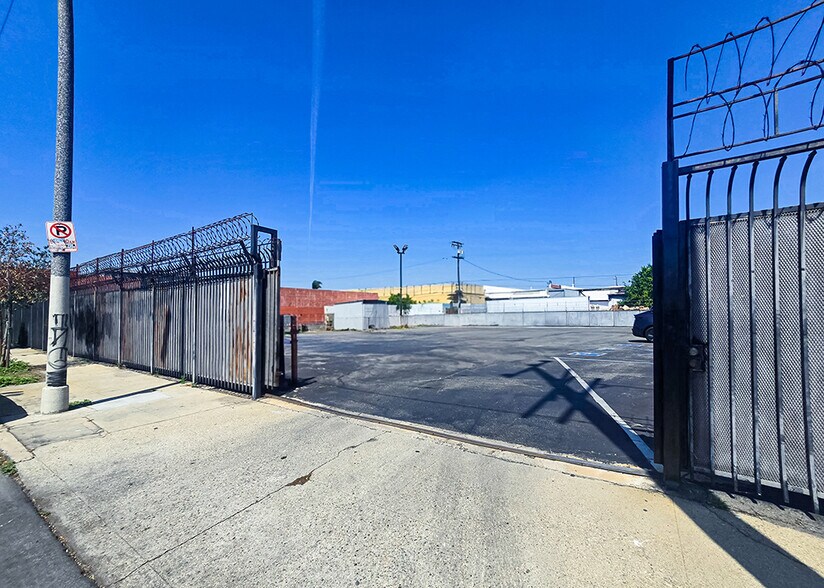More Photos Of 1671 E 23rd St, Los Angeles Warehouse For Sale
