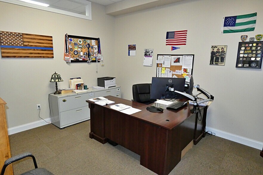 More Photos Of 10 W Main St, Lancaster Flex For Lease