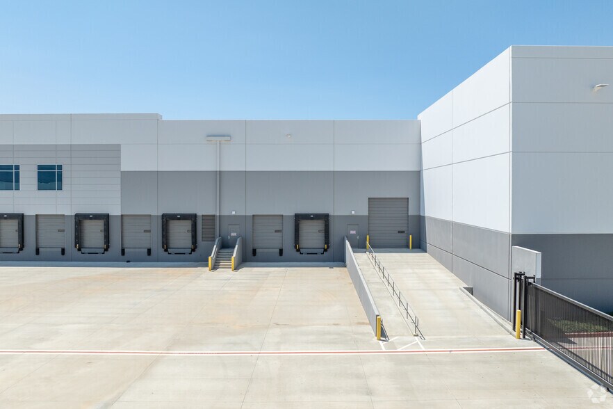 More Photos Of 19972 Patterson Ave, Perris Distribution For Lease