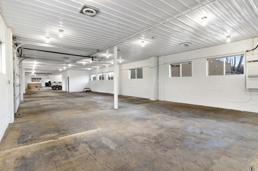 More Photos Of 2627 Williams Dr, Waterford Warehouse For Lease