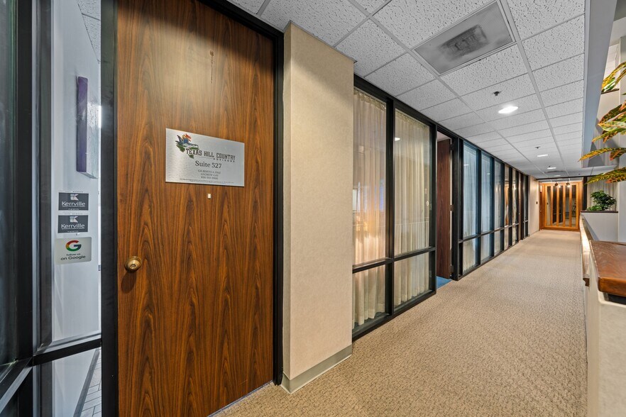 More Photos Of 222 S Sidney Baker St, Kerrville Office For Lease