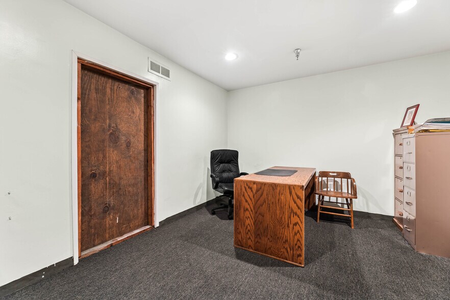 More Photos Of 400 W Alondra Blvd, Gardena Warehouse For Sale