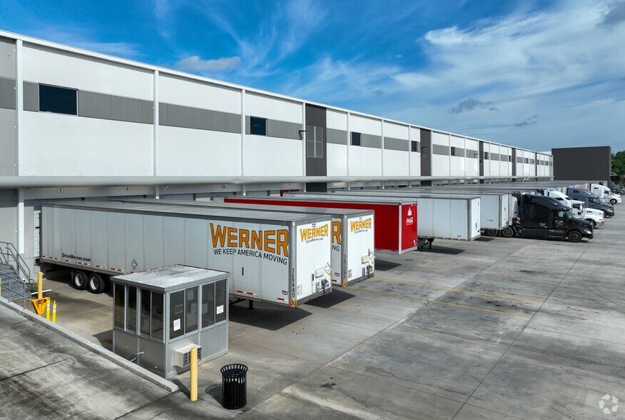 More Photos Of 2001 W Oak Ridge Rd, Orlando Distribution For Lease