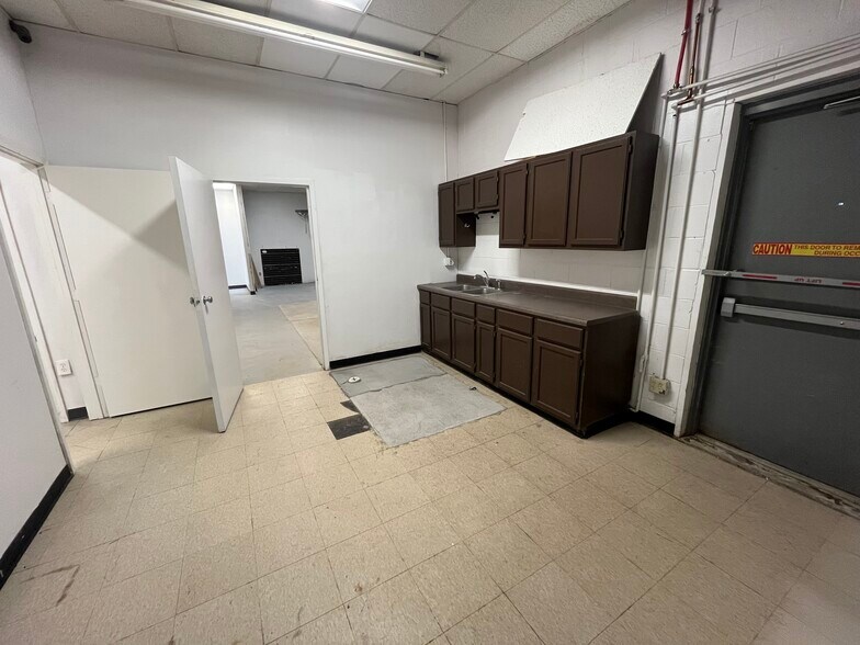 More Photos Of 1201-1313 W 103rd St, Kansas City Unknown For Lease