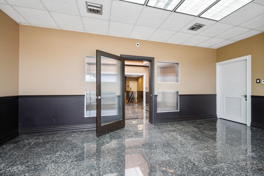 More Photos Of 8100 Broadway St, San Antonio Office For Sale