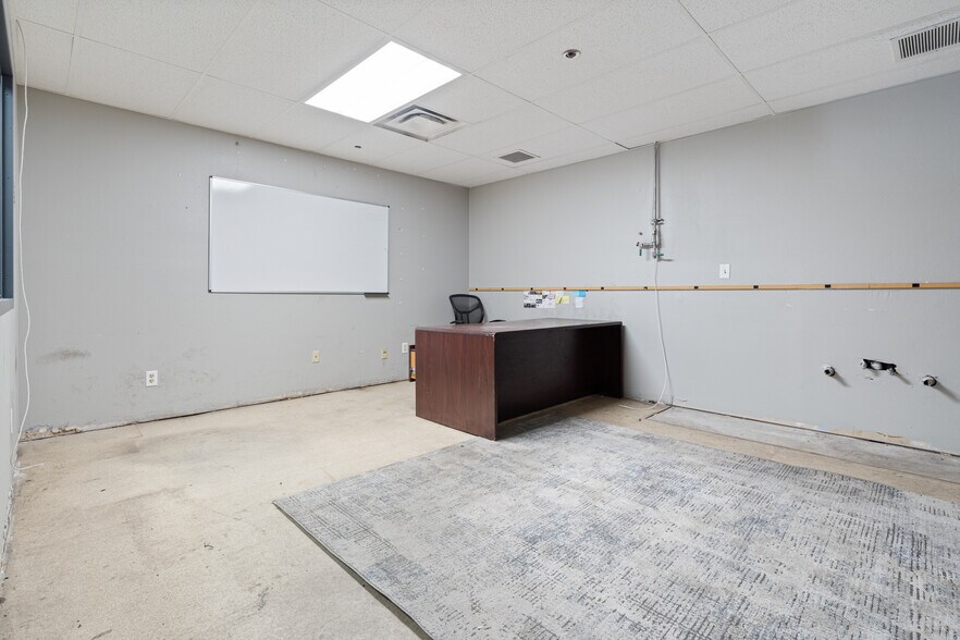 More Photos Of 400-402 W New Hope Rd, Rogers Manufacturing For Lease