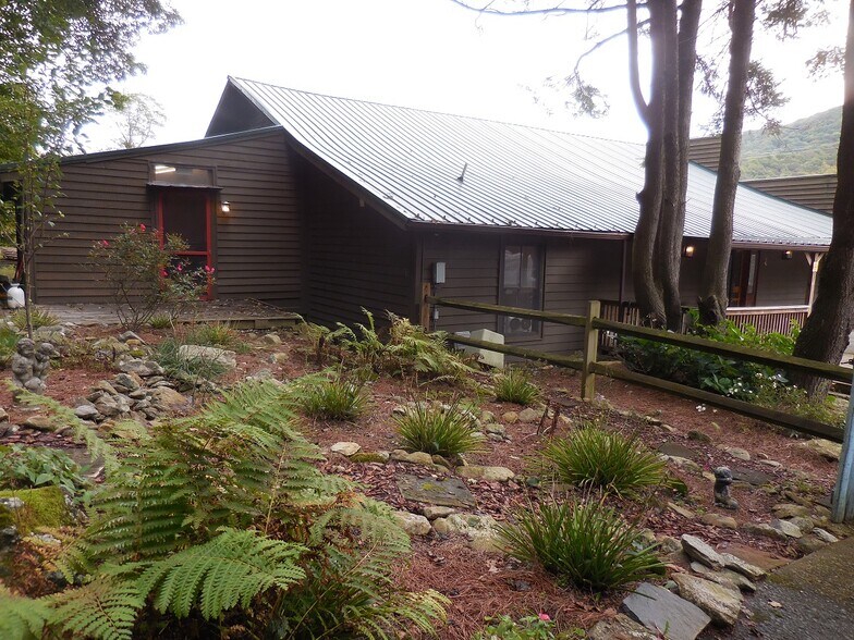 More Photos Of 10884 Nc Highway 105 S, Banner Elk Freestanding For Sale