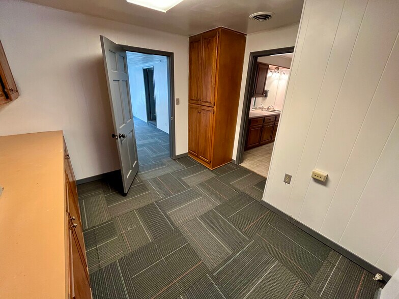 More Photos Of 1759 E Elm St, Springfield Office For Lease