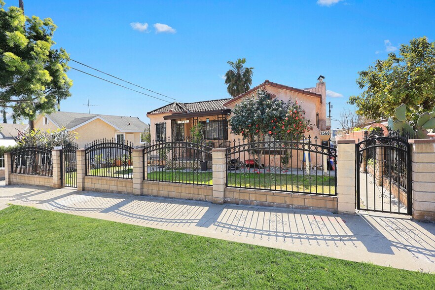 More Photos Of 3560 Siskiyou St, Los Angeles Apartments For Sale