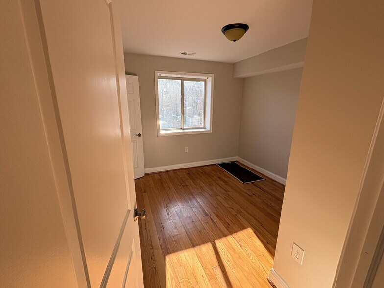 More Photos Of 913 Bellevue St SE, Washington Apartments For Sale