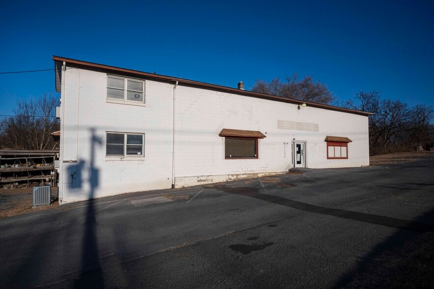 More Photos Of 659 N Main St, Woodstock Mixed Retail For Sale