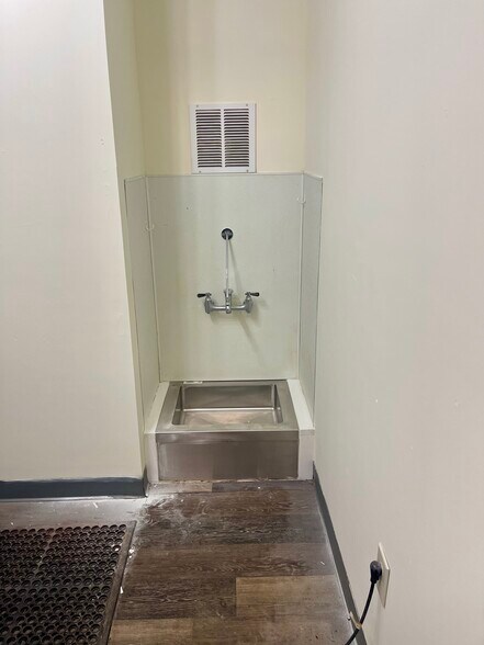 More Photos Of 15 Genesee St, Auburn Restaurant For Lease