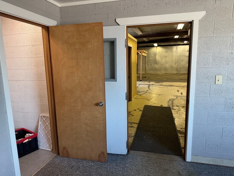 More Photos Of 201 E Grove St, Kawkawlin Flex For Lease