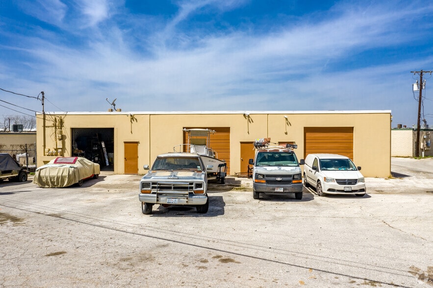 More Photos Of 11116-11120 Watt Cir, San Antonio Light Distribution For Lease