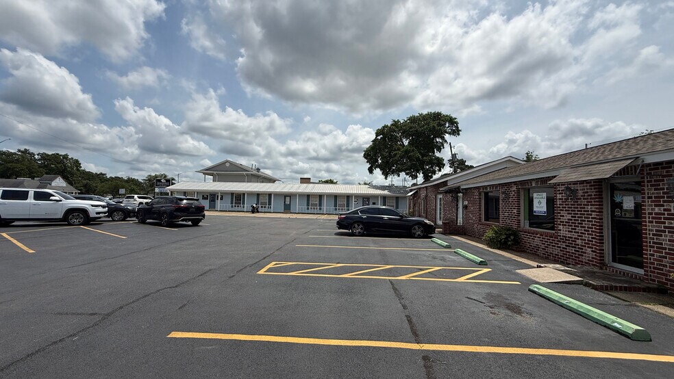 More Photos Of 1310 Bienville Blvd, Ocean Springs Office For Lease