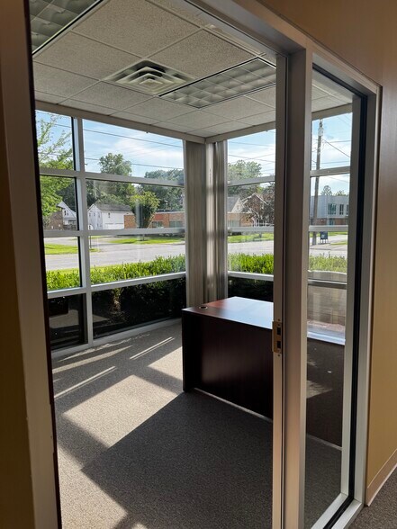 More Photos Of 600 6th Ave, Saint Albans Office For Sale