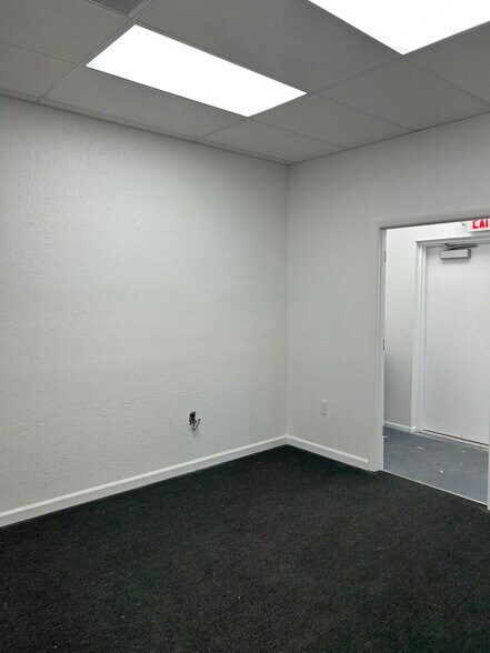 More Photos Of 2131-2143 S Tamiami Trl, Venice Storefront Retail Office For Lease
