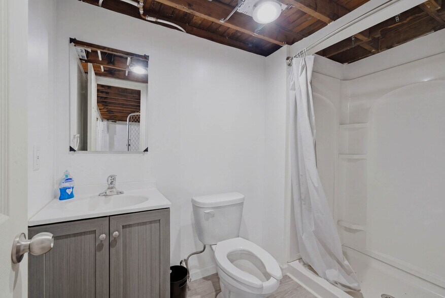 More Photos Of 307 E 23rd St S, Independence Office For Sale