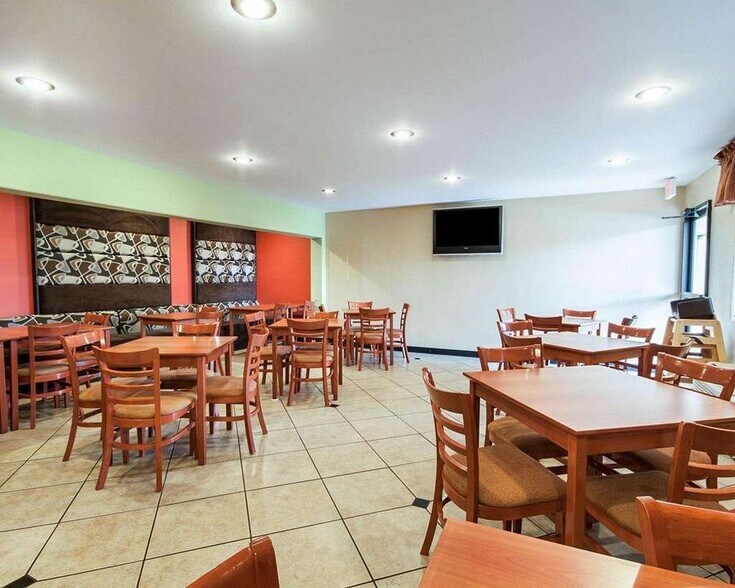 More Photos Of 900 N Yarbrough Dr, El Paso Hotel For Sale